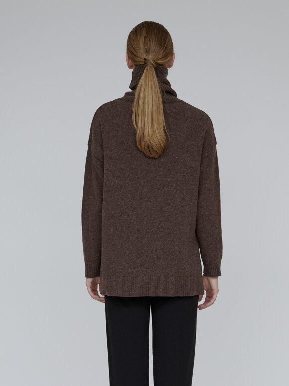 Line T-neck sweater - 2 farver