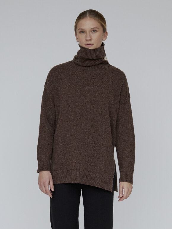 Line T-neck sweater - 2 farver