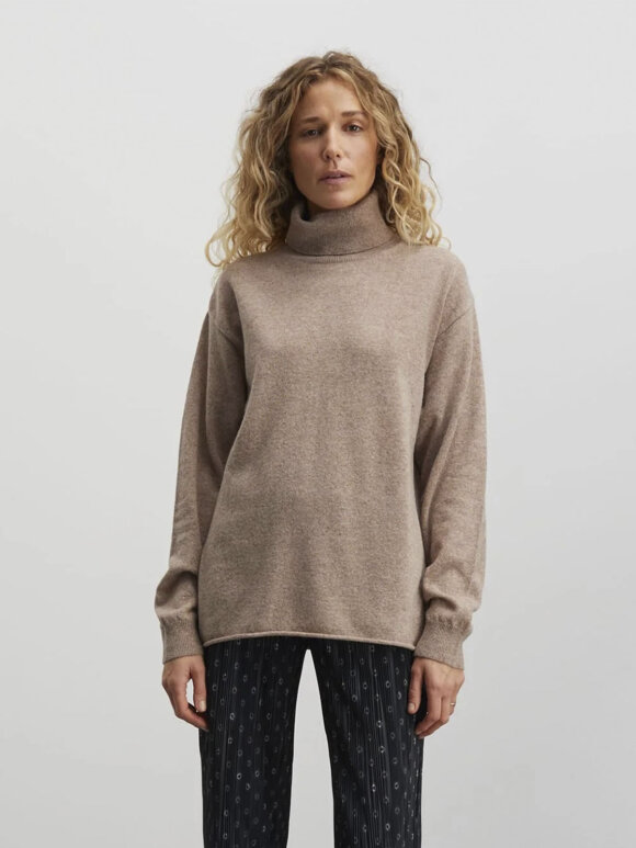 Mads Nørgaard - Kally eco wool sweater - high neck oak